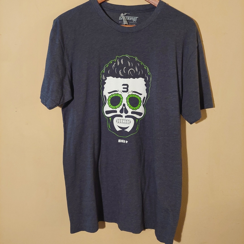 Seahawks sugar skull, Russell Wilson gray t shirt. Size large